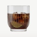 Verre à eau transparent avec nervures verticales, rempli de boisson, glace et citron vert.