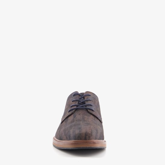 Voorkant van heren veterschoen in bruin met verweerd patroon en blauwe veters.