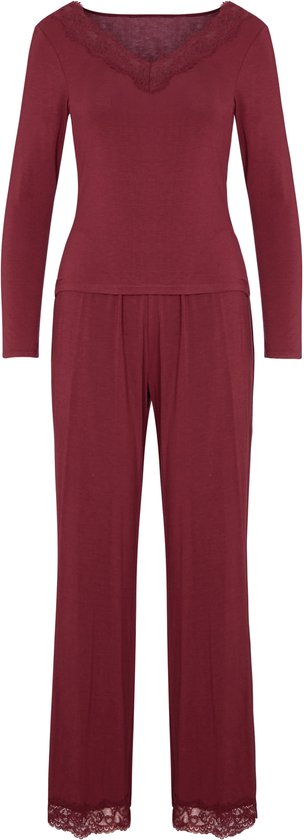 Bordeauxrode pyjamaset met lange mouwen, kanten afwerking bij de V-hals en de broekspijpen.