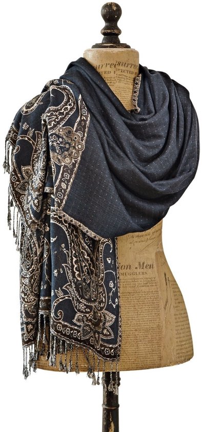 Donkerblauwe sjaal met beige paisley-patroon en franjes aan de uiteinden, gedrapeerd op een paspop.