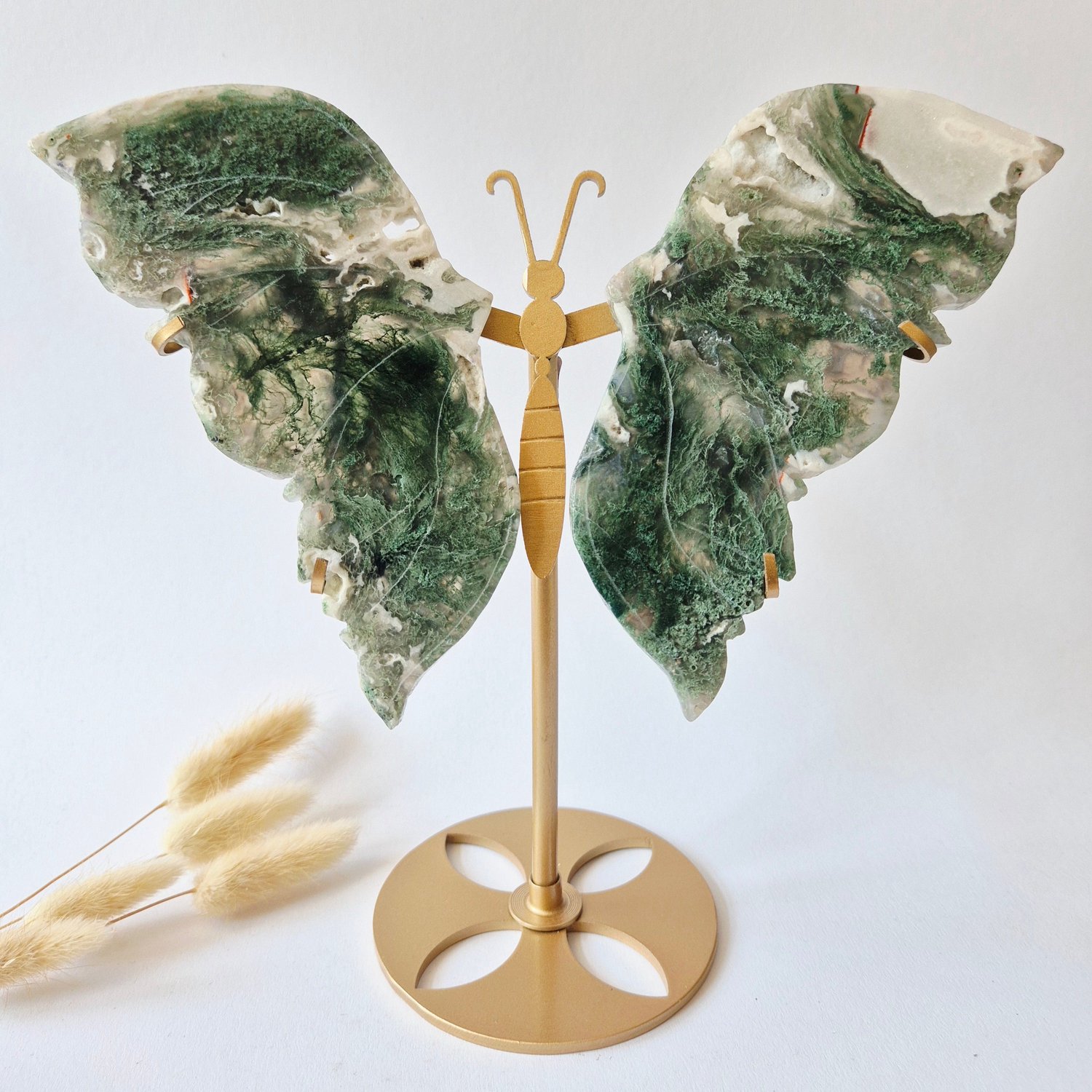 Moonlight Gemstones XL Mosagaat Vlinder op Goudkleurige Standaard #8 - Edelsteen Statement Piece Meerkleurig