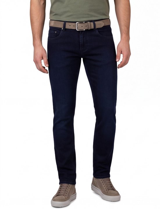 Man in donkerblauwe Gardeur jeans met normale fit, beige suède riem en groen T-shirt.