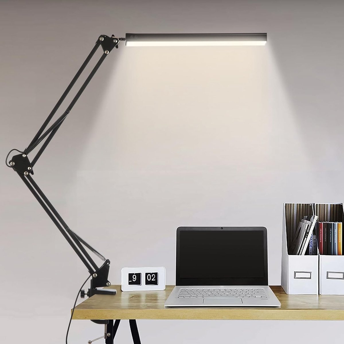 Verstelbare LED bureaulamp met klem, 1100LM, 3 kleuren en 10 helderheidsniveaus, dimbaar en oogbeschermend met geheugenfunctie en 5V/2A stekker