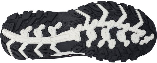 Onderkant van zwarte Hi-Tec wandelschoen met een wit profiel voor extra grip.