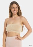 Model in kleur Latte draagt naadloze beige bandeau-beha.