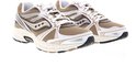 Paar Saucony hardloopschoenen in wit, bruin en zilver met mesh bovenwerk en vetersluiting.