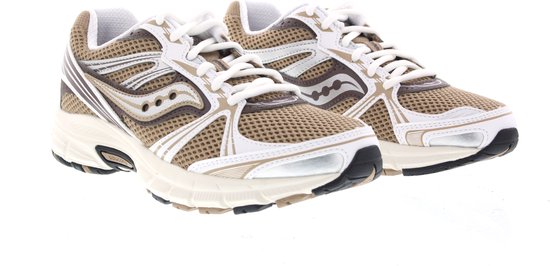 Paar Saucony hardloopschoenen in wit, bruin en zilver met mesh bovenwerk en vetersluiting.