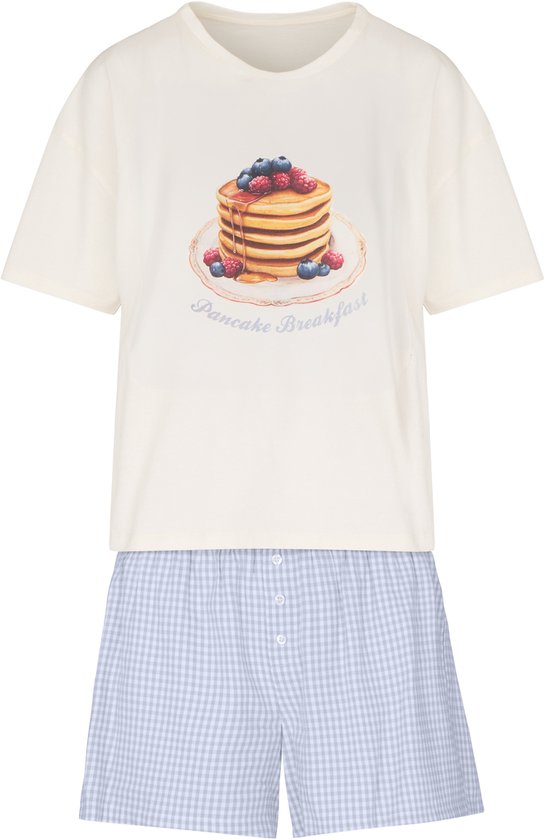Beige T-shirt met pannenkoekenprint en een lichtblauwe geruite short met knoopjes.
