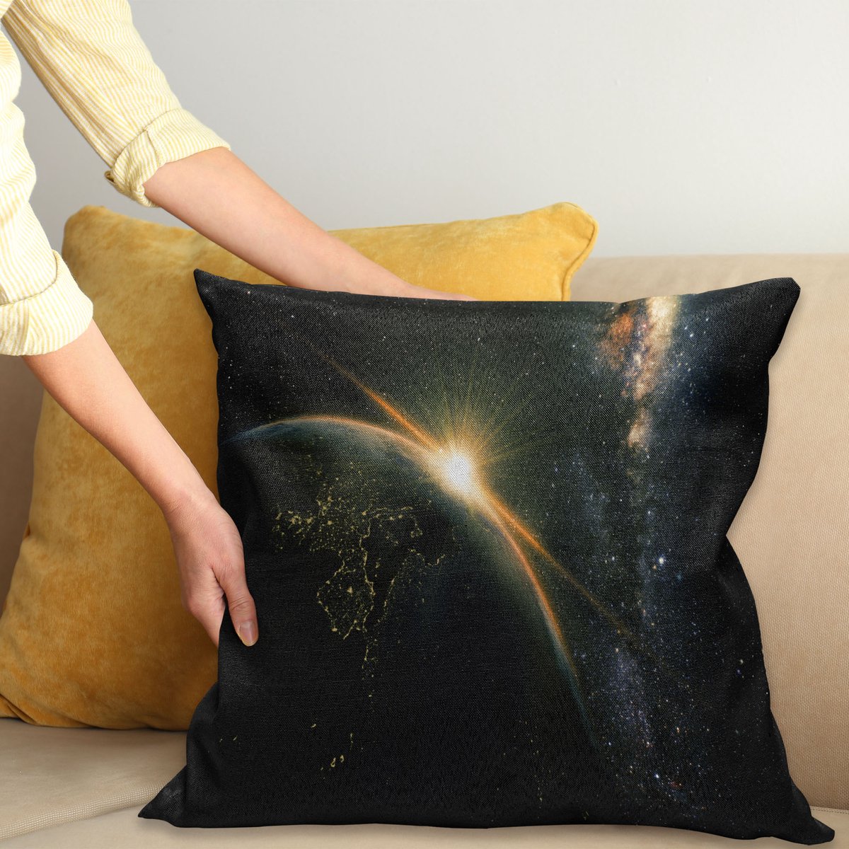 ABAKUHAUS Galaxis Kussenhoes, Zon Rising über Aarde, Digitale Print, Waterbestendig, Kleurecht, Wasbare Kussenhoes met Ritssluiting, 40 x 40 cm, Zwart