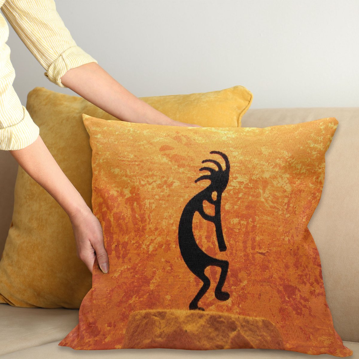ABAKUHAUS ABAKUHAUS Retro Sierkussenhoes, Character met een Flute Silhouet op Grungy Achtergrond Ethno Vintage Feels, Decoratieve Vierkante Sierkussenhoes, 40 x 40 cm, Oranje en Zwart