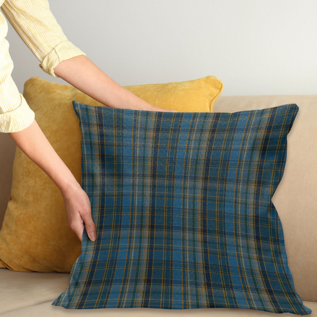ABAKUHAUS Plaid Sierkussenhoes, Gestreept Geometrisch British Patroon Modern Ontwerp Elementen in Patel Kleuren, Decoratieve Vierkante Sierkussenhoes, 50 x 50 cm, Azure Blauw en Goudsbloem