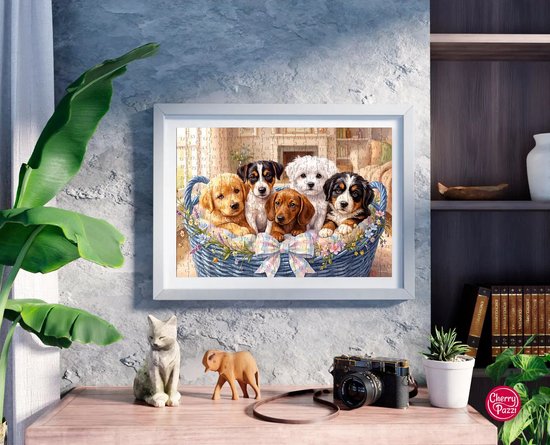 Gelijste puzzel 'Sweet Five' met 5 puppy's in een mandje, opgehangen aan een betonnen muur.