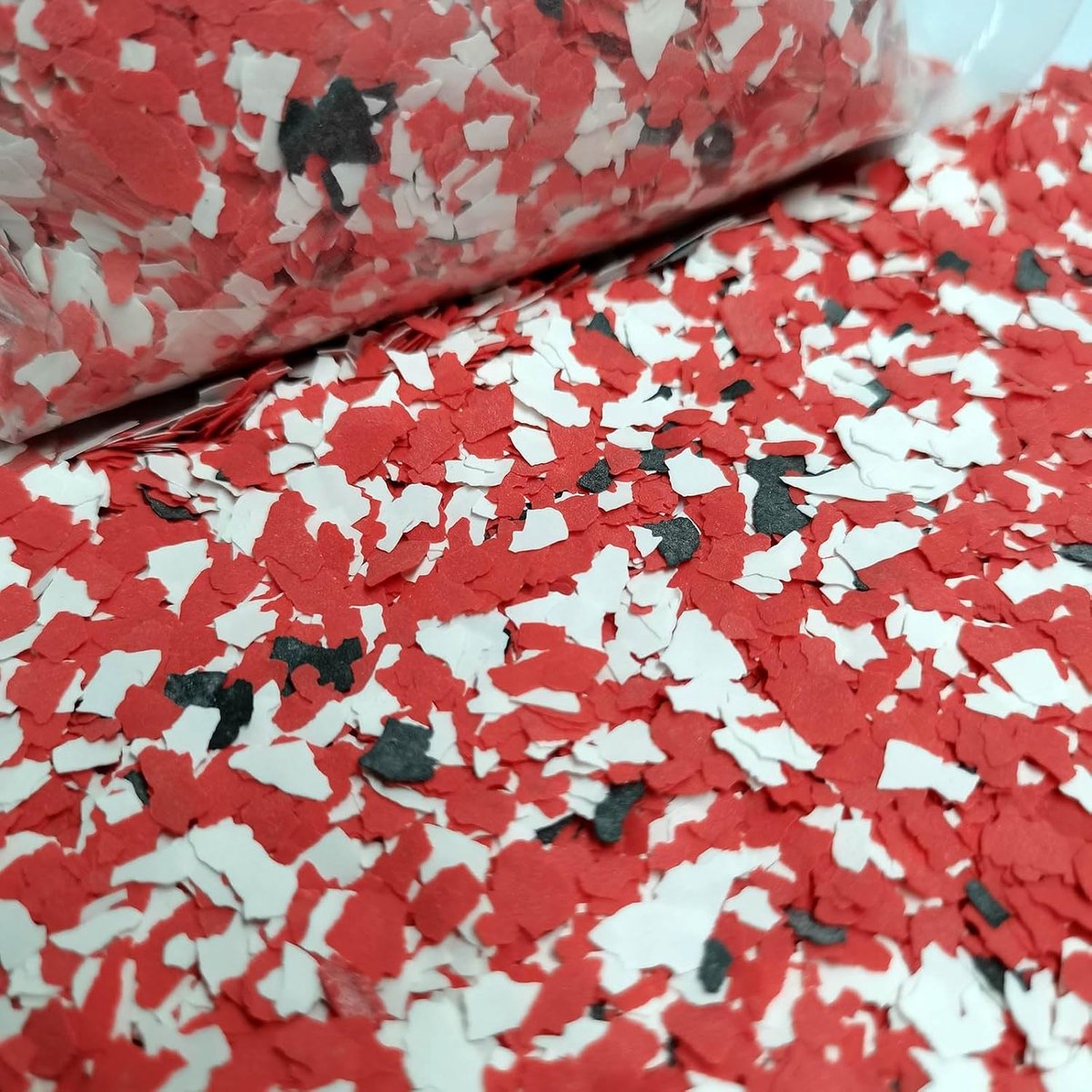 Epoxyvlokken voor vloerbedekking, 450 g, decoratieve kleurchips voor beton, epoxyhars en werkbladen, duurzaam, zwart, wit, rood