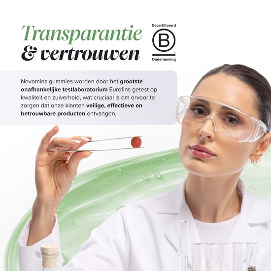 Vrouw in laboratoriumjas en veiligheidsbril inspecteert een rode gummy met een pincet. Tekst: Transparantie & vertrouwen.