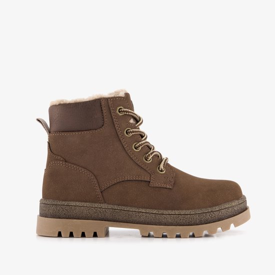 Bruine veterboot met ritssluiting, bont voering en dikke zool.