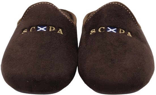 Een paar bruine pantoffels met geborduurde 'SCXPA' op beide wreef.