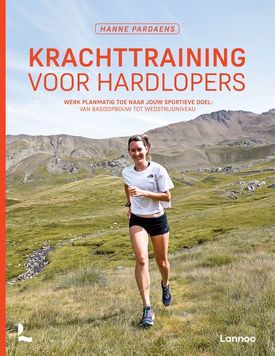 Une femme en tenue de sport court dans un paysage montagneux, livre 'Krachttraining voor Hardlopers'.