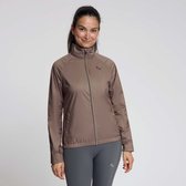 Model draagt bruin Rogelli hardloopjack met ritssluiting en logo op de borst.