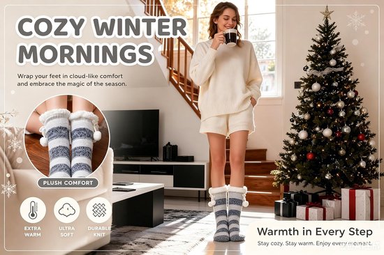 Vrouw in kerstsfeer draagt grijze gestreepte wintersokken met pompons. Tekst: COZY WINTER MORNINGS.