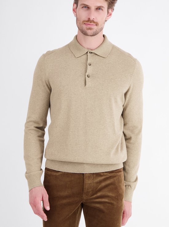 Man draagt een beige polotrui van Lerros met lange mouwen en een bruine corduroy broek.