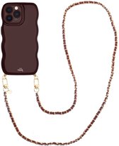 xoxo Wildhearts Glossy Wavy Cord Case Burgundy - Geschikt voor iPhone 12 Pro Max - Classic Chain - Lang koord - Glimmend telefoonhoesje met golven - Hoesje met koord - Bordeaux rood met gouden ketting - Telefoonkoord - Lange variant koord