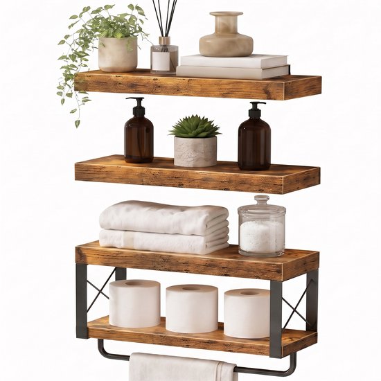 Drie houten wandplanken met metalen frame, met planten, zeepdispensers en toiletrollen.
