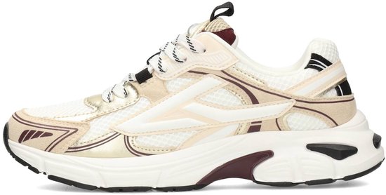 Een beige sneaker met crème en bordeauxrode accenten. De schoen heeft witte veters en een dikke witte zool.