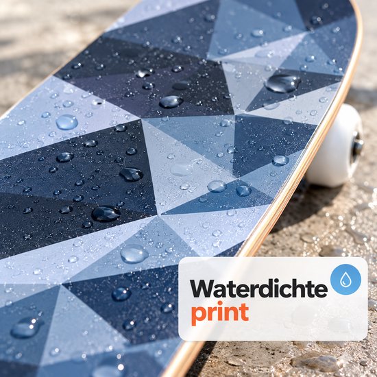 Close-up van de waterdichte print op een skateboard met druppels. Tekst 'Waterdichte print'.