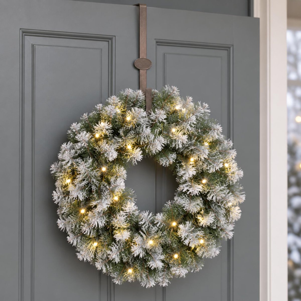 Besneeuwde kerstkrans - D45 cm - met verlichting - incl. deurhanger Welcome - 35 cm – foto 4