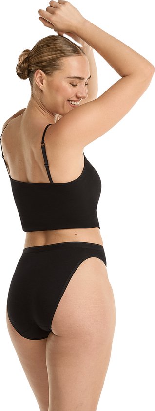 Zwarte seamless rio slip en top van Ten Cate, gedragen door een vrouw met haar handen omhoog.