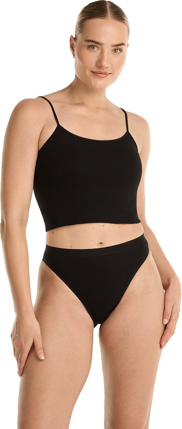 Zwarte seamless rio slip en top van Ten Cate, gedragen door een lachende vrouw.
