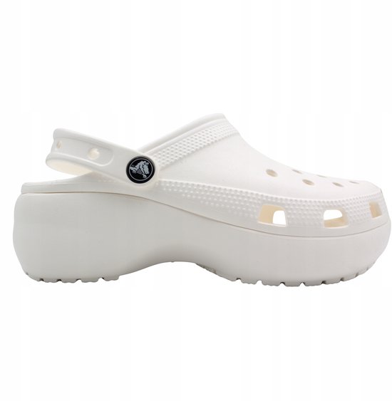 Witte Crocs Classic Platform Clog, zijaanzicht, met ronde neus en dikke zool.
