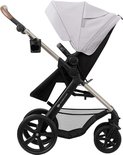 Zijprofiel van grijze Kinderkraft kinderwagen met zwart frame en bruine duwstang.