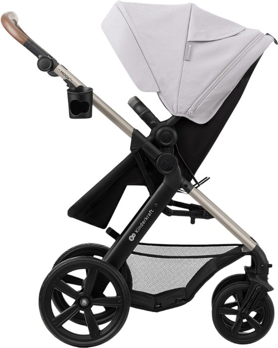 Zijprofiel van grijze Kinderkraft kinderwagen met zwart frame en bruine duwstang.
