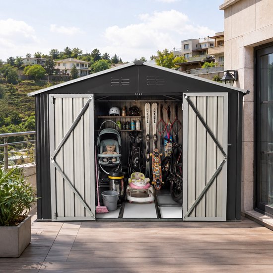 Zwarte tuinschuur met open dubbele deuren, gevuld met kinderwagen, ski's, fiets.