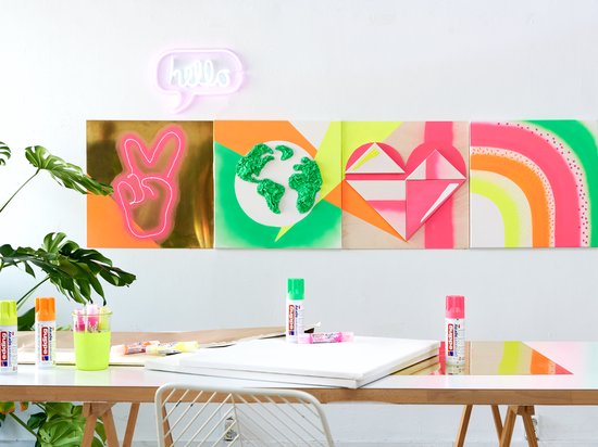 Quatre œuvres d'art au mur : signe de paix néon, globe, cœur et arc-en-ciel. Rose néon, vert et orange.