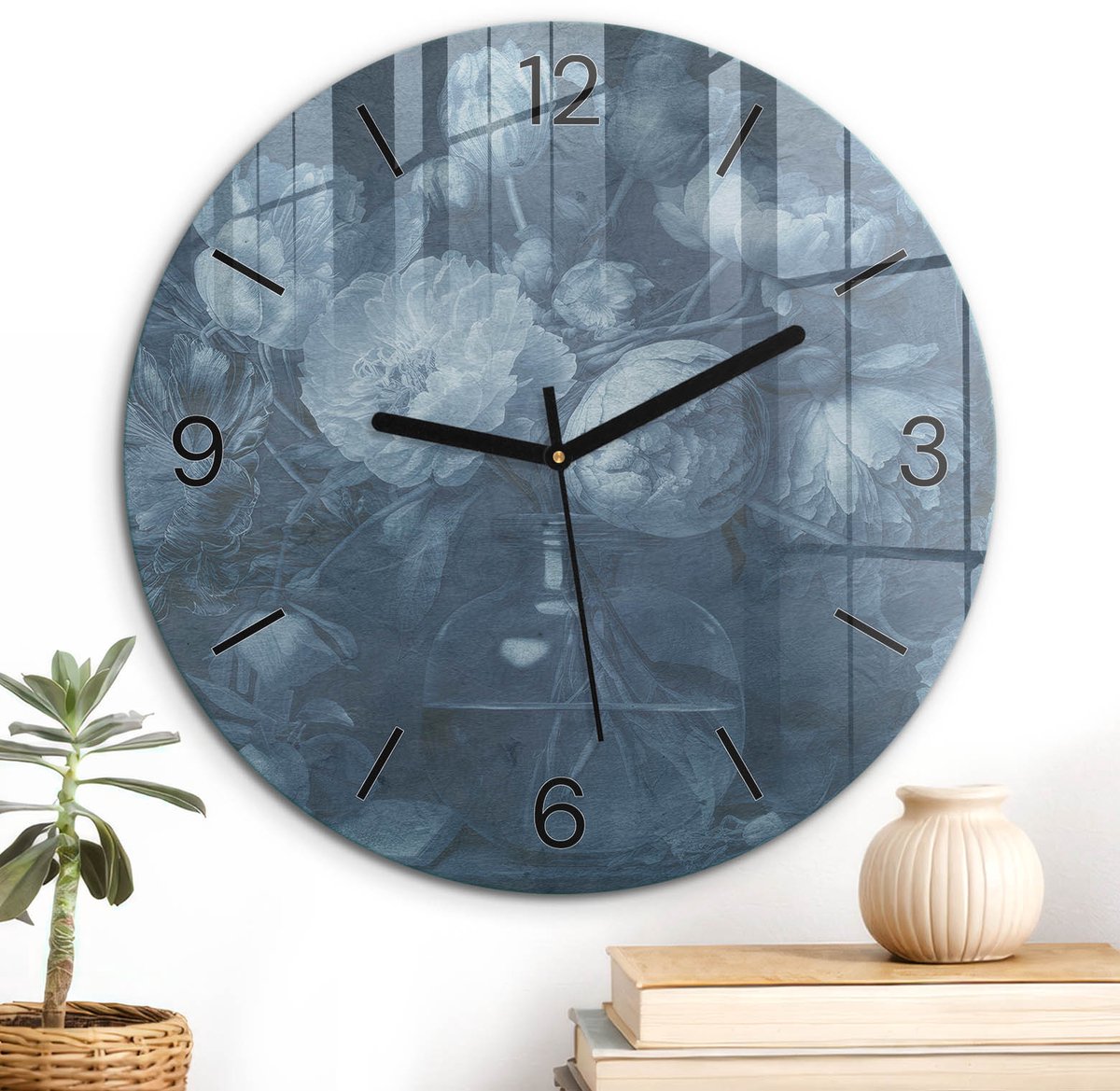 ArtPrintCave Blauw Glazen Klok - Wandklok 30 cm - Muurklok Rond - Blauwe Bloemen Stille Wandklok - Kunst Wandklok Keuken - Zwarte Klokwijzers
