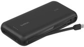 Zwarte Belkin 30W powerbank in een schuine hoek met uitgevouwen geïntegreerde USB-C kabel.