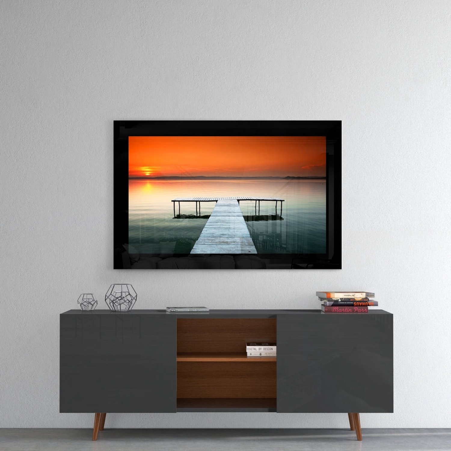 Glasschilderij – Pier aan Meer onder Oranje Lucht – Moderne Glasdecoratie