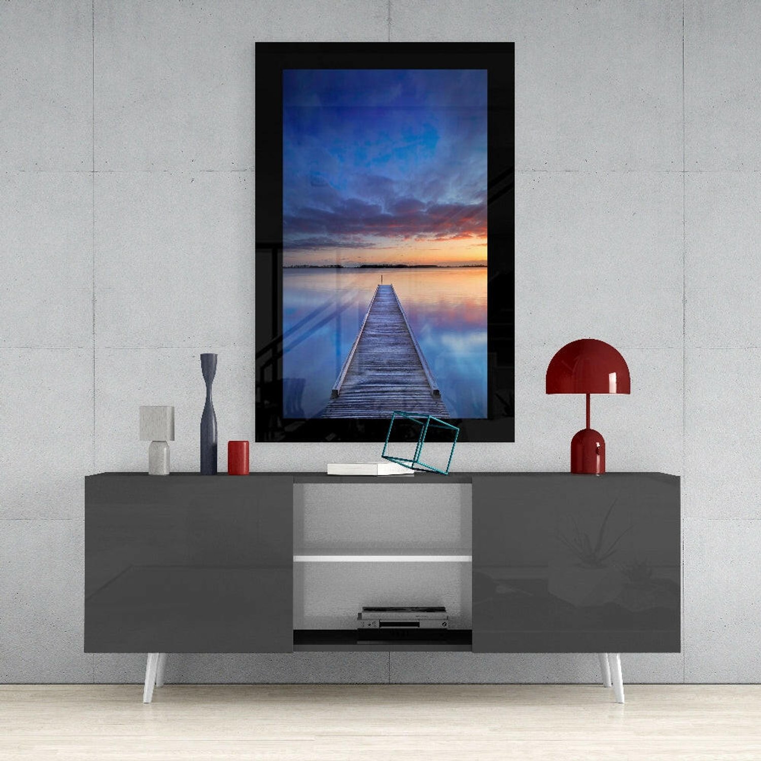 Glasschilderij – Lange Steiger naar een Blauw Schemermeer – Eigentijdse Wanddecoratie