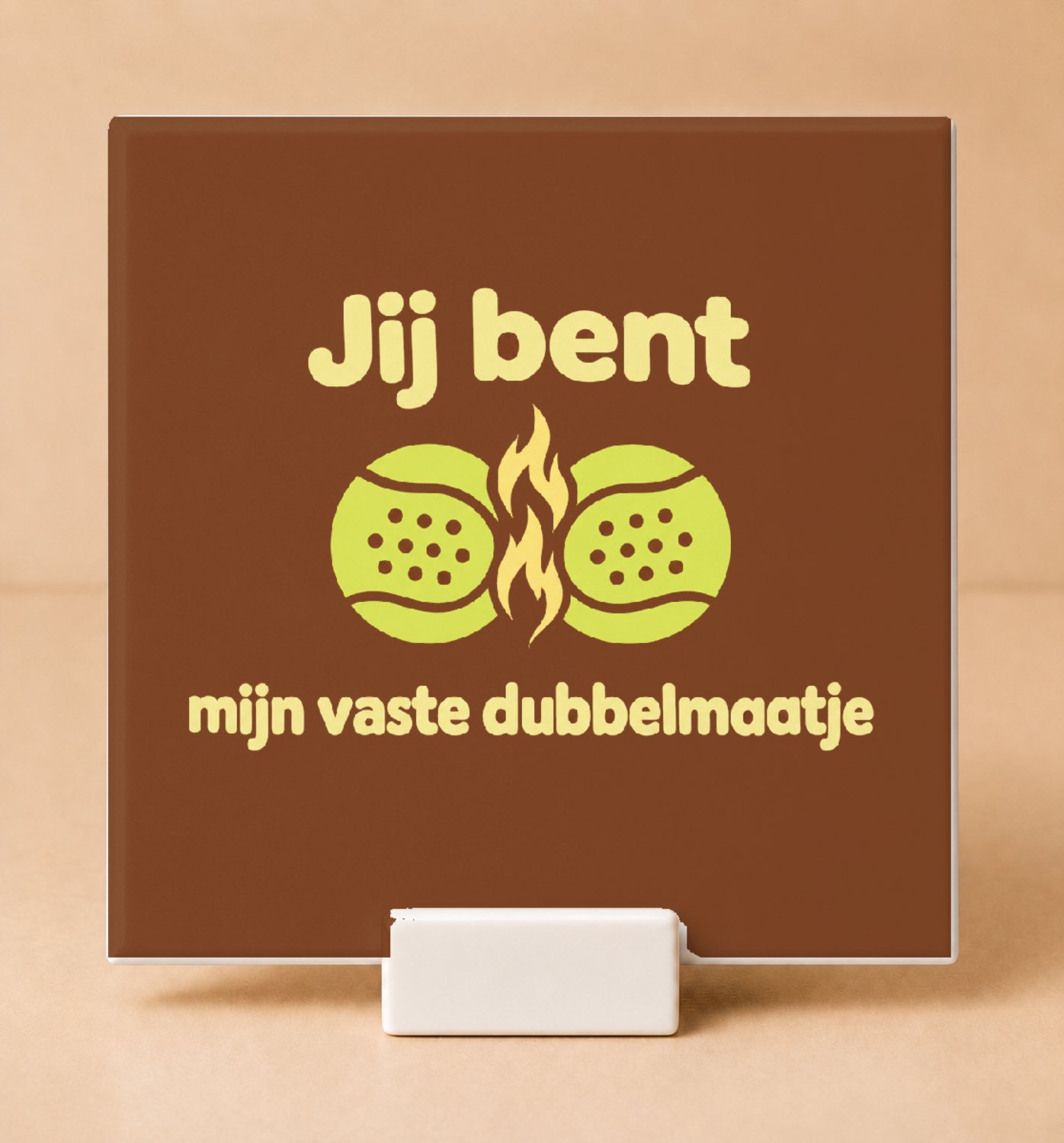 Bedruk King Strak Scandinavisch 'Jij bent / mijn vaste dubbelmaatje' Tegel – Minimalistische Wanddecoratie voor Padel Fans - 11 x 11 cm met houder Wit