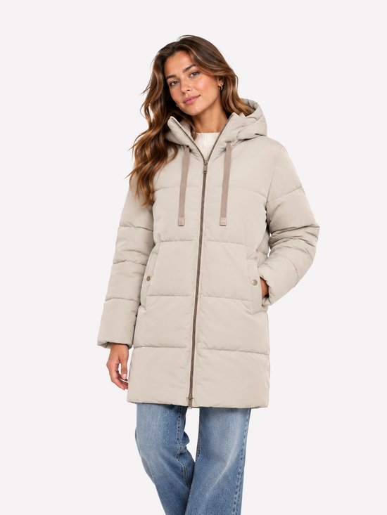 Model draagt een beige gewatteerde halflange jas met capuchon, trekkoord en ritssluiting.