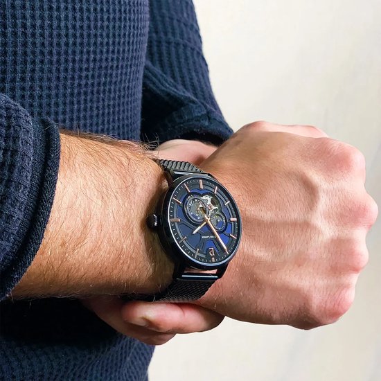 Zwart Pierre Lannier horloge om de pols gedragen, met blauwe wijzerplaat en mesh band.