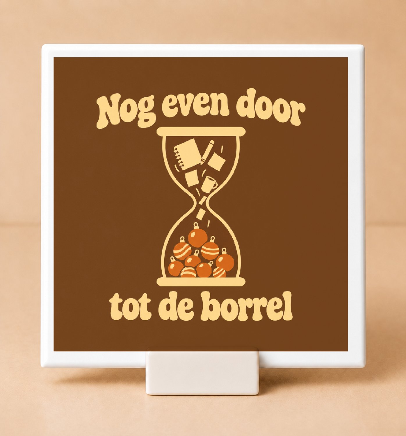 Bedruk King Retro jaren 70 stijl Tegel "Nog even door / tot de borrel" – Humoristische Kerstborrel Quote voor Kantoor en Thuis - 11 x 11 cm met houder Wit