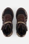 Bovenaanzicht van twee bruine Skechers-wandelschoenen met 'Waterproof'-tekst en zwarte binnenvoering.
