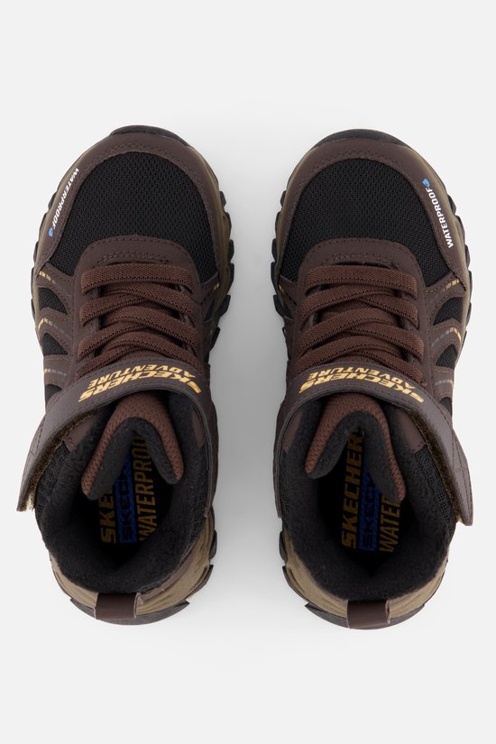 Bovenaanzicht van twee bruine Skechers-wandelschoenen met 'Waterproof'-tekst en zwarte binnenvoering.
