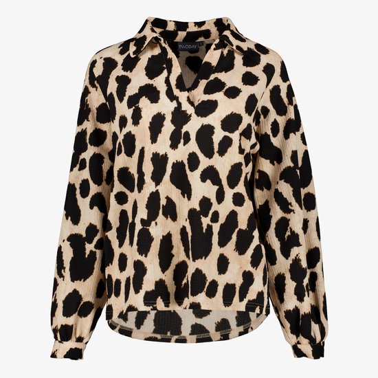 Een beige blouse met zwarte panterprint, lange mouwen en kraag, gezien van de voorkant.
