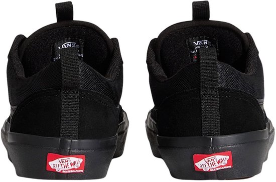 Hiel van zwarte Vans skate-sneaker met rood 'Off The Wall' label.