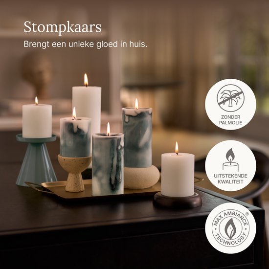 Een set brandende witte en marmergroene stompkaarsen op diverse houders, met icoontjes.