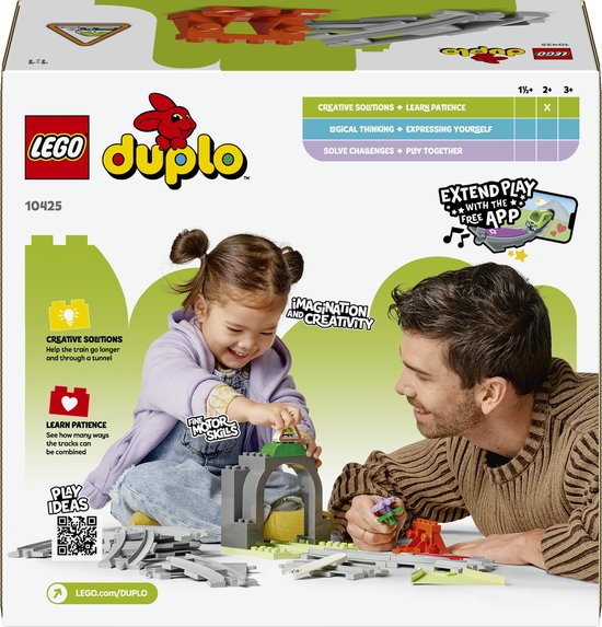 Man en kind spelen met LEGO Duplo trein tunnel en sporen uitbreidingsset. Kind heeft kleine trein in de tunnel.